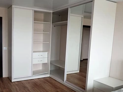 Шкафҳои кунҷи сафед дар долон акс