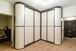 Шкафҳои кунҷи сафед дар долон акс