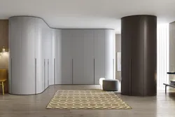 Дәліздегі ақ бұрыштық шкафтар фотосуреті