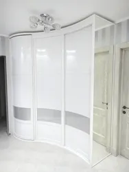 Шкафҳои кунҷи сафед дар долон акс