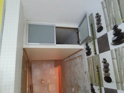Oshxonadan koridorgacha bo'lgan mezzanine fotosurati