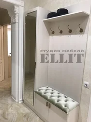 Купэ Ў Пярэдні Пакой З Пуфікам Фота