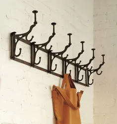 Koridordakı divardakı qarmaqlar fotoşəkil