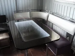 Ас үй фотосуреті үшін жарықтандырылған үстелдер