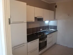 Кіріктірілген сорғыш фотосуреті бар ақ ас үй