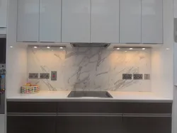 Daxili Başlıq Fotoşəkili Olan Ağ Mətbəx