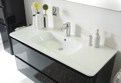 Hamamdakı ağ lavabo fotoşəkili