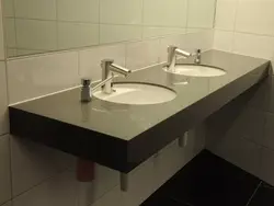 Ванна бөлмесінің фотосуретіндегі үстелдің үстіңгі жағындағы кран