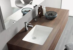 Кран оид ба countertop дар акс ҳаммом