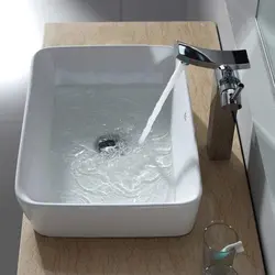 Vanna otağı fotoşəkilində tezgahın üstündəki kran