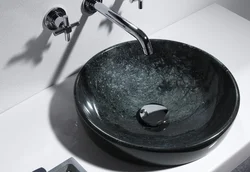 Кран оид ба countertop дар акс ҳаммом