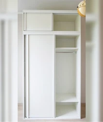 Mezzanine fotoşəkili olan koridor şkafı