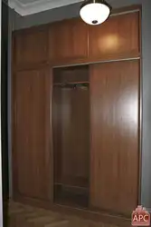 Mezzanine fotosurati bilan koridor shkafi