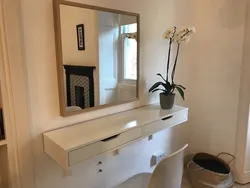 Дәліздегі жәшіктері бар айна фото
