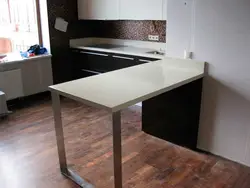 Mətbəx fotoşəkili üçün ayaqları olan masa üstü