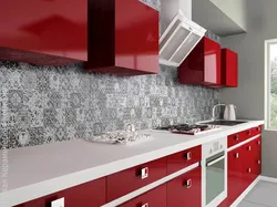 Қызыл алжапқышы бар сұр ас үй