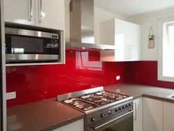 Qizil apron fotosurati bilan kulrang oshxona