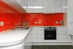 Шэрая кухня з чырвоным фартухом фота