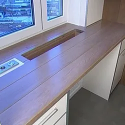 Oshxona fotosuratidagi deraza yonidagi rozetkalar