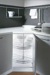 Бұрыштағы ас үй шкафындағы карусель фотосуреті