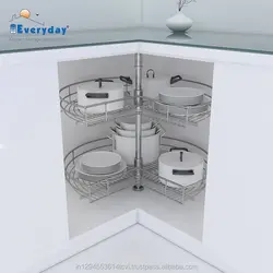 Бұрыштағы ас үй шкафындағы карусель фотосуреті
