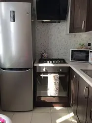 Халадзільнік у батарэі на кухні фота