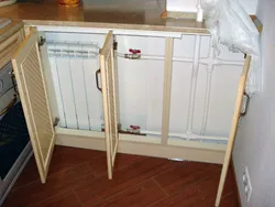 Oshxonadagi fotosuratda radiator yaqinidagi muzlatgich