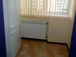 Яхдон дар назди радиатор дар акси ошхона