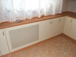 Oshxonadagi fotosuratda radiator yaqinidagi muzlatgich