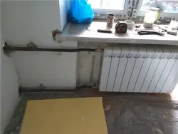 Холодильник у батареи на кухне фото