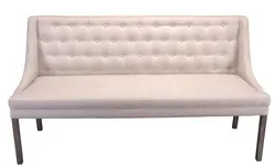 Oshxonadagi fotosuratda oyoqli divan