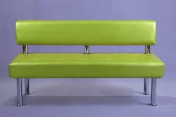 Oshxonadagi fotosuratda oyoqli divan