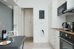 Oshxona fotosuratidagi stol ustidagi shkaf