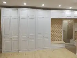 Koridorda quraşdırılmış qarderob ağ fotoşəkil