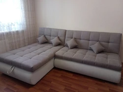 Ұйықтайтын орны бар жұмсақ жиһаздың фотосуреті