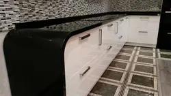 Фото черного искусственного камня на кухне