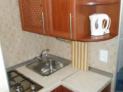 Раковинадағы мұржасы бар ас үй фотосуреті