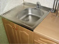 Lavabo fotoşəkilində baca olan mətbəxlər