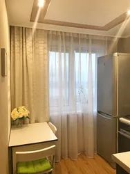 Халадзільнік у гасцінай у хрушчоўцы фота