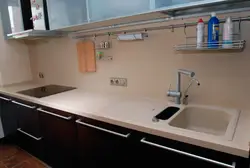 Engil oshxona dastgohi fotosuratda lavabo