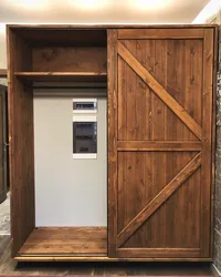 Koridordagi loft shkafi fotosurati