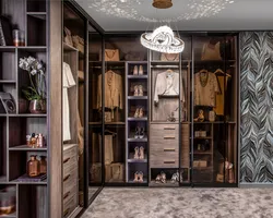 Koridordagi loft shkafi fotosurati