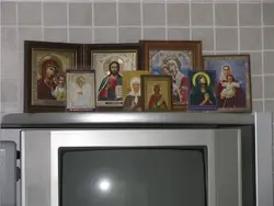 Жатын бөлмесінің фотосуретіне белгішелерді қалай ілу керек