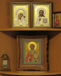 Как повесить иконы в спальне фото