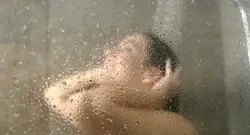 Акси душ дар ванна бо об