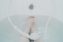 Суы бар ваннадағы душтың фотосы