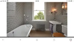 Kərpic panelləri olan bir banyonun fotoşəkili