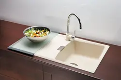 Крани крани оид ба countertop дар акс ошхона