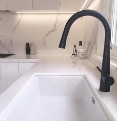 Крани крани оид ба countertop дар акс ошхона