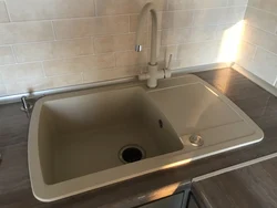 Mətbəx fotoşəkildə tezgahın üstündəki kran